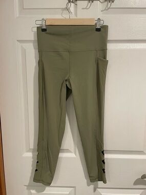 Lot of 3 athleta leggings size M salutation stash pocket and elation 7/8